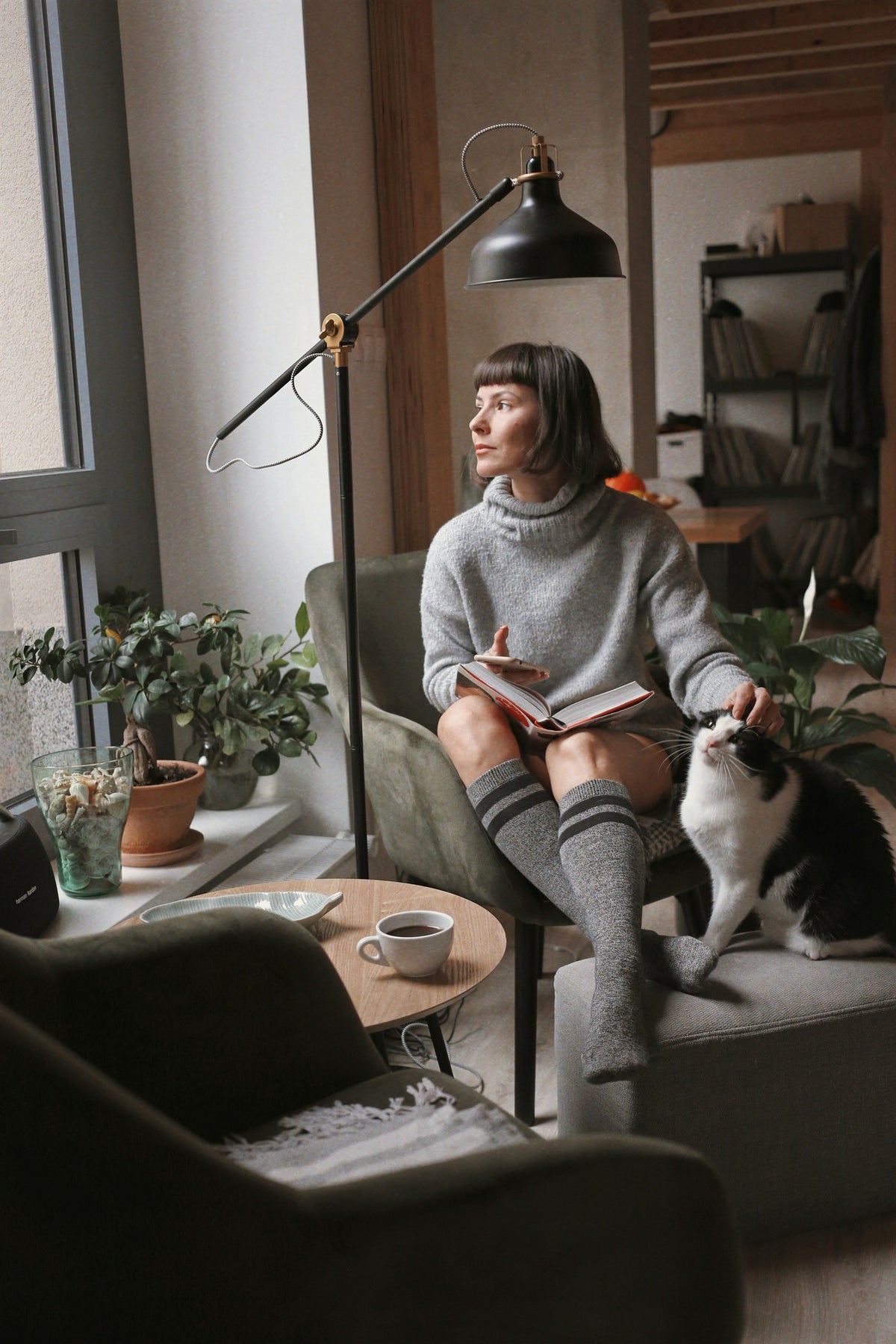 Femme assise dans son salon à côté de son chat