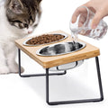 Chat qui mange dans la station repas Festin