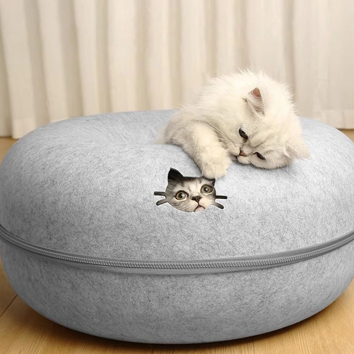 Chat allongé sur le donut en feutre