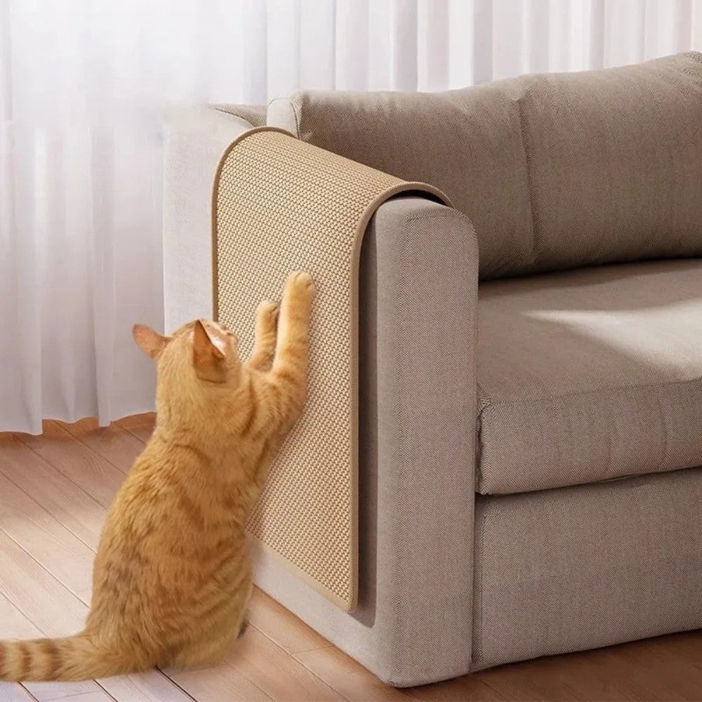 Griffoir mural Rempart sans boule posé sur l'accoudoir d'un canapé, un chat roux s'y étire